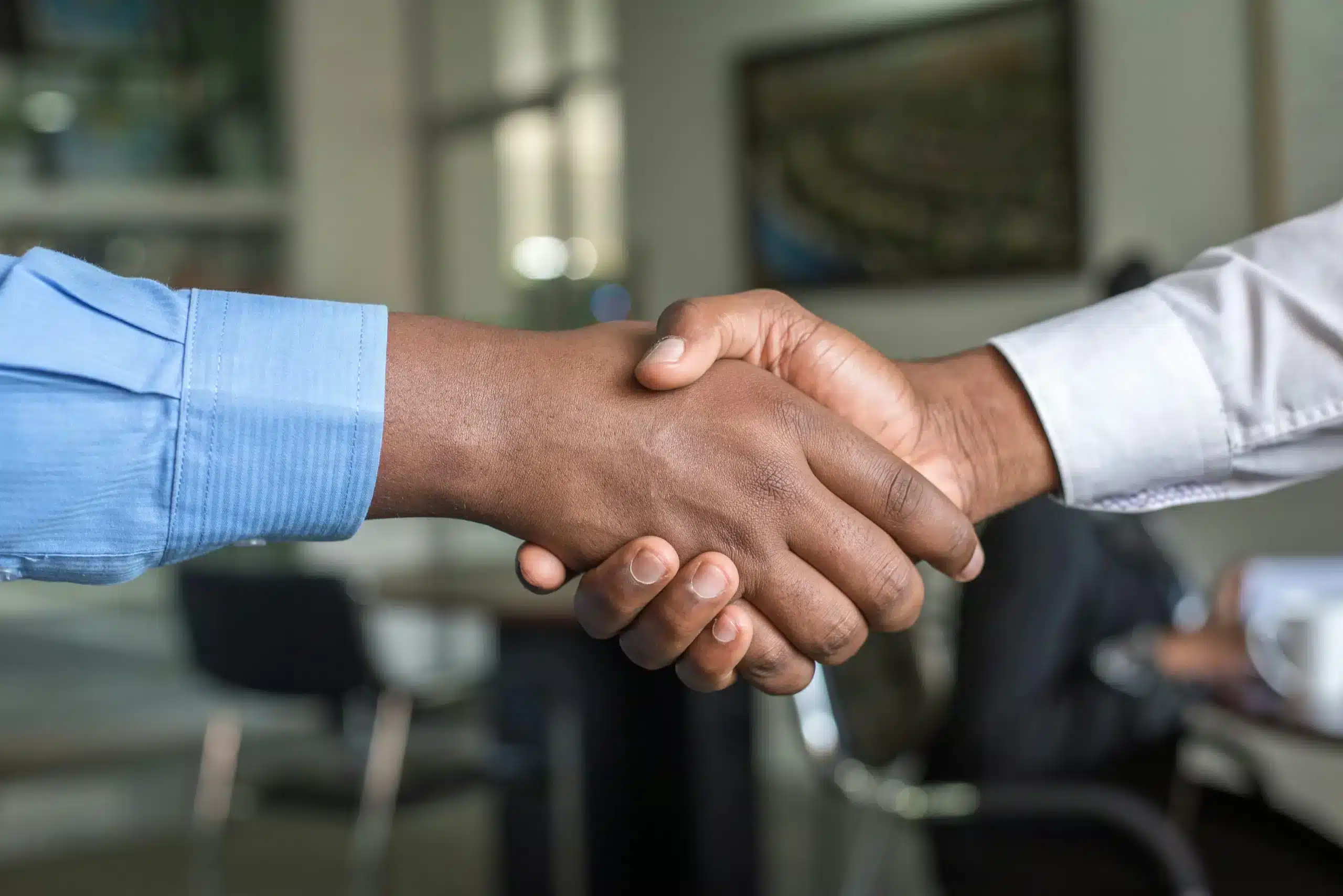 2 people shaking hands, symbolising trust thanks to the CSRD audit