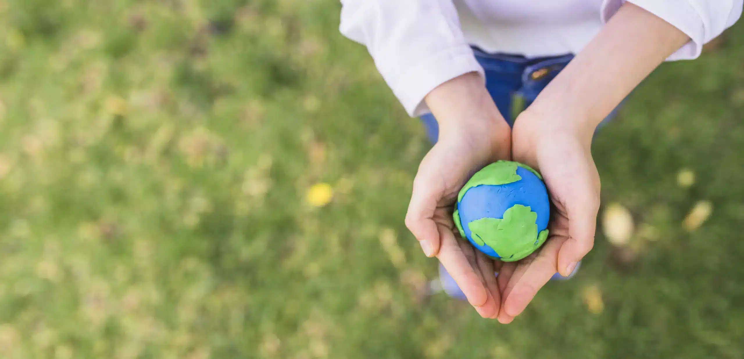 une femme tenant en main la planète terre représentant les bénéfice de réduire son empreinte écologique