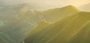 Paysage montagneux au levé du soleil