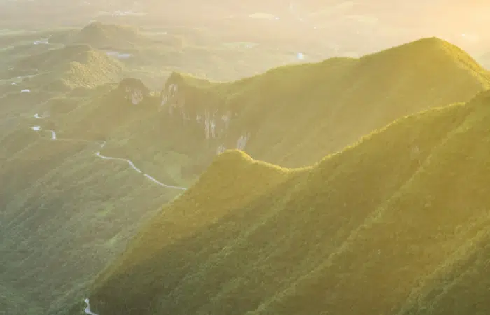 Paysage montagneux au levé du soleil
