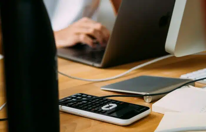 une calculatrice noire et blanche sur un bureau