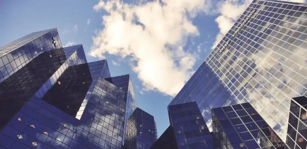 Des grattes ciels représentants des entreprises hors UE qui sont impactées par la CSRD