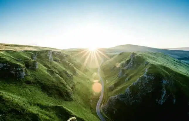 Une route au milieu de montagnes symbolisant les frontières que dépassent la CSRD