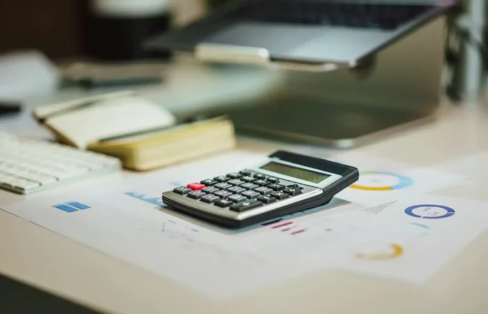 Une calculatrice avec des feuilles montrant les méthodes de calcul du Scope 3