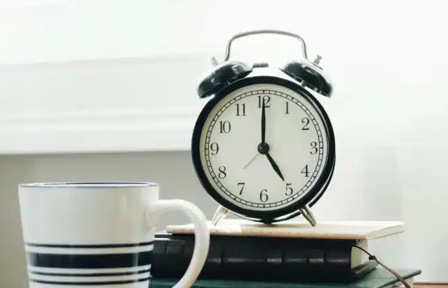 Une horloge montrant l'importance de ne pas reporter son rapport de soutenabilité