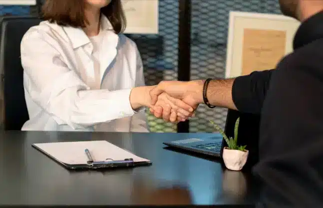 2 people shaking hands, symbolizing the trust created by CSRD-compliant reporting