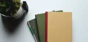 Des classeurs avec des feuilles représentants la NFRD