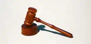 Un marteau d'avocat montrant les sanctions en cas de non-respect de la CSRD