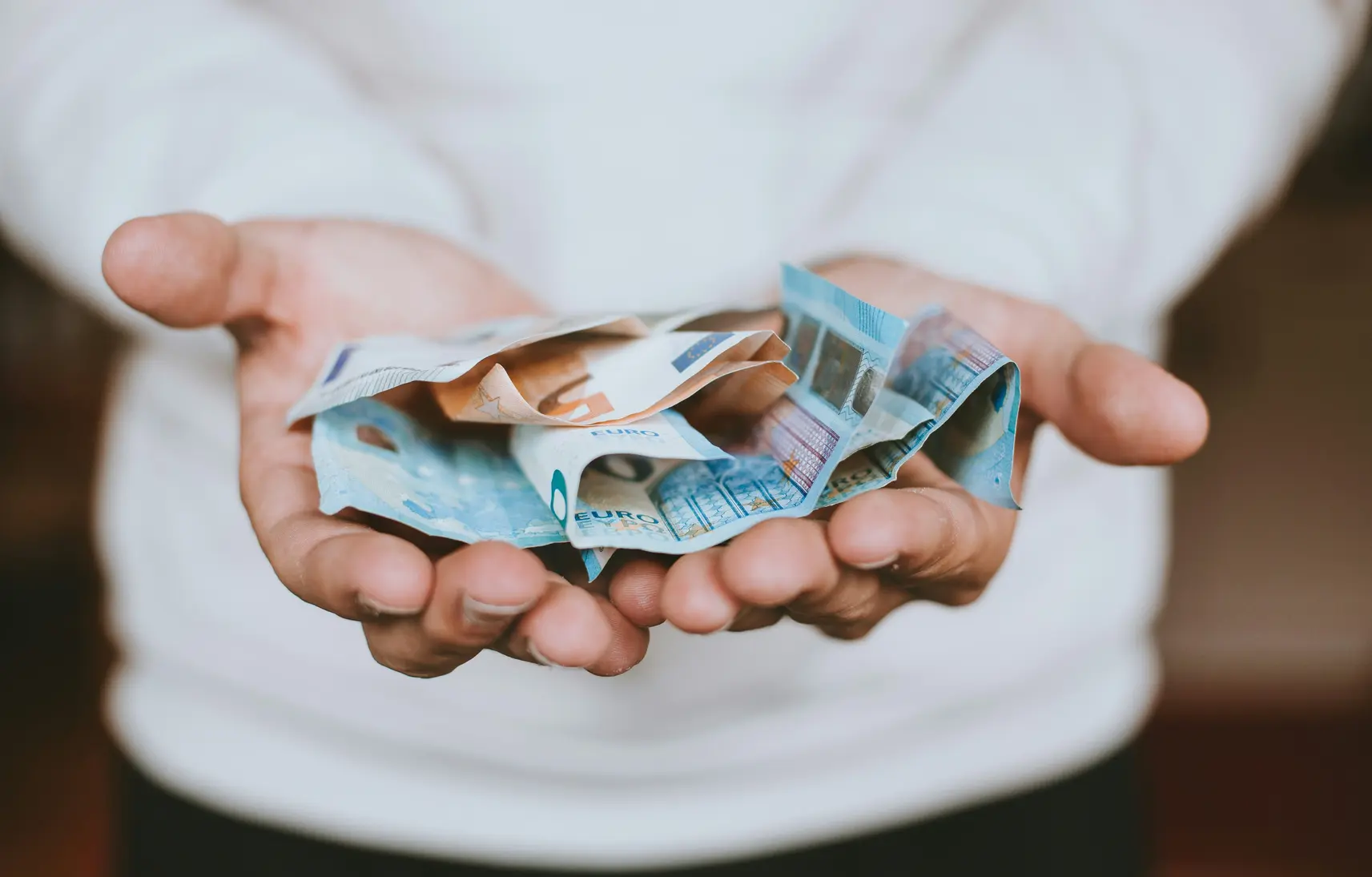 Deux mains présentant de l'argent