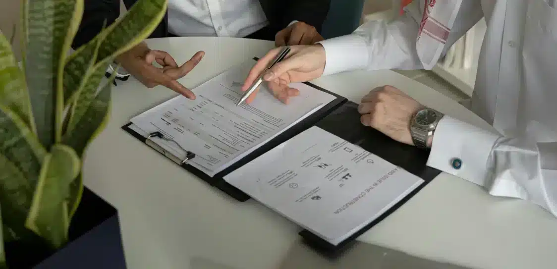 2 personnes qui écrivent un reporting conforme à la CSRD