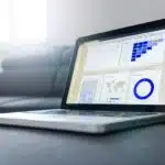 Un pc avec une fenètre ouverte sur un rapport avec des graphiques